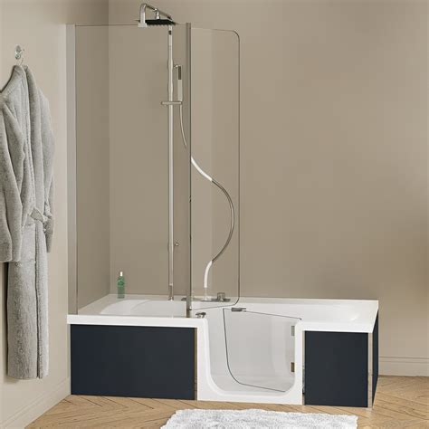 Comparativa visual entre una bañera con puerta y una ducha a ras de suelo para tercera edad.