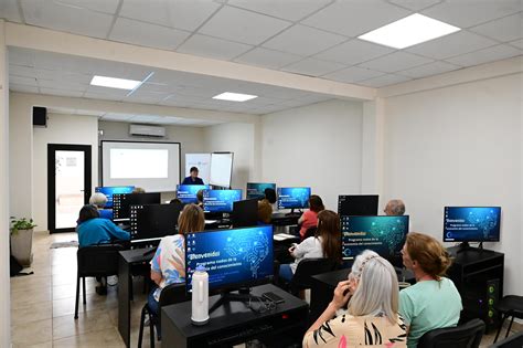 Foto de personas mayores participando en un taller de alfabetización digital