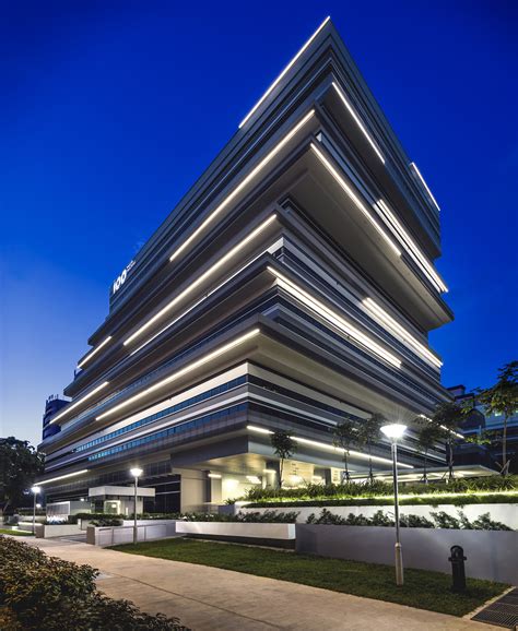 Edificio de oficinas moderno en Chile que represente la sede de una AFP