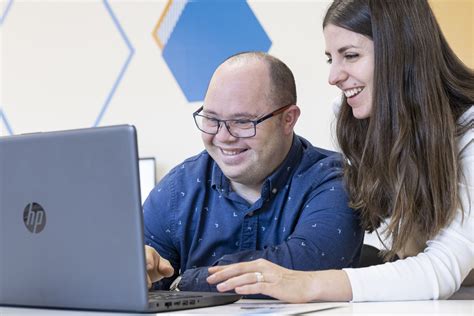 Persona con discapacidad realizando tareas cotidianas de forma autónoma