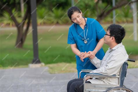 Enfermera ayudando a un paciente adulto en una clínica, simbolizando la evaluación médica