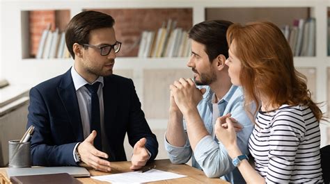 Equipo de abogados de familia en Concepción asesorando a un cliente