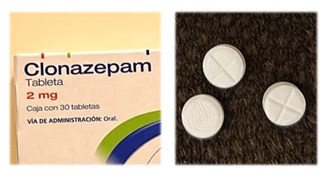 Foto de pastillas de clonazepam o lorazepam en un pastillero junto a la mano de una persona mayor