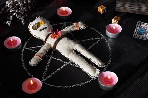 Representación de un ritual de vudú con muñecos y velas