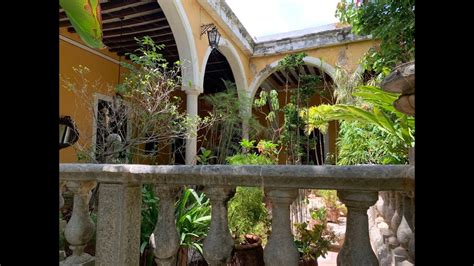 Foto de una casona colonial bien cuidada en un entorno natural y sereno