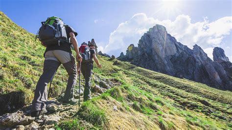Persona utilizando bastones de senderismo en un sendero montañoso