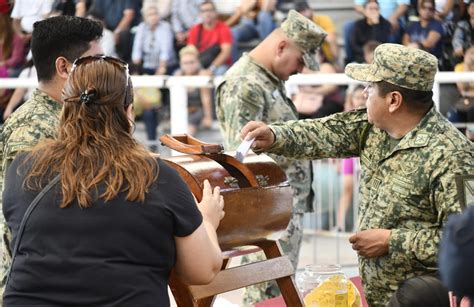 Jóvenes chilenos participando en el proceso de sorteo del Servicio Militar Obligatorio.