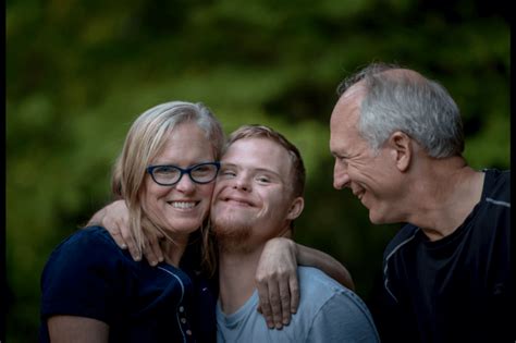 Fotografía de familias diversas, incluyendo padres con discapacidad interactuando con sus hijos