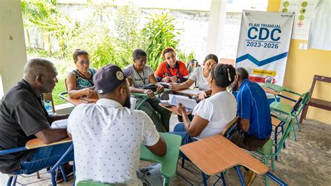 Esquema de red colaborativa entre fundaciones, centros académicos y clubes comunitarios para el apoyo al adulto mayor.