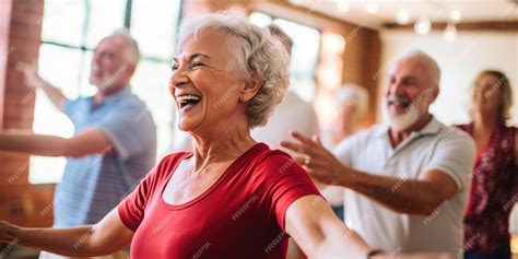 Mujeres mayores bailando en grupo con alegría y energía, mostrando diversidad de movimientos