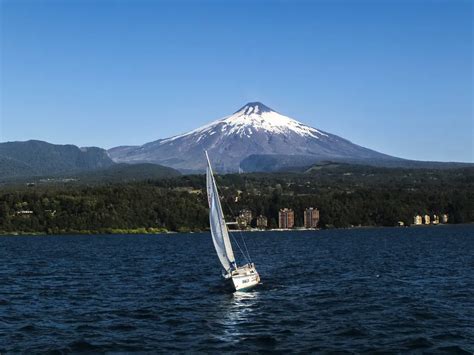 Vista panorámica de Villarrica con el lago y el volcán