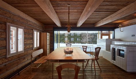 Interior de una cabaña moderna con cocina equipada
