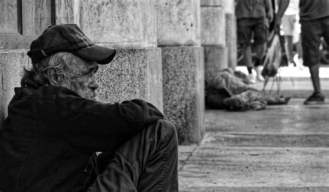 Fotografía: Adulto mayor en situación de calle