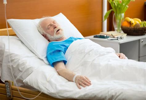 Ilustración: Adulto mayor en cama de hospital con un reloj, simbolizando larga estancia