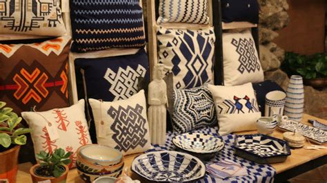 Mesa con varios productos artesanales listos para la venta