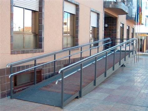 Ilustración de un edificio moderno con rampas de acceso y señalización clara para personas con movilidad reducida.