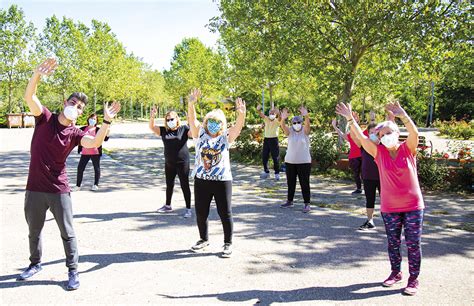 Foto de grupo de adultos mayores haciendo gimnasia adaptada al aire libre