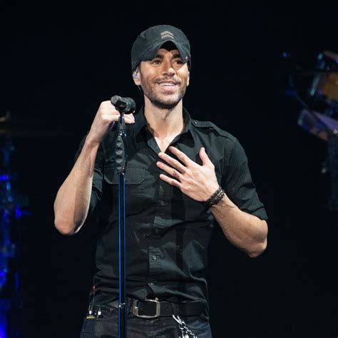 Enrique Iglesias en concierto, interactuando con su público