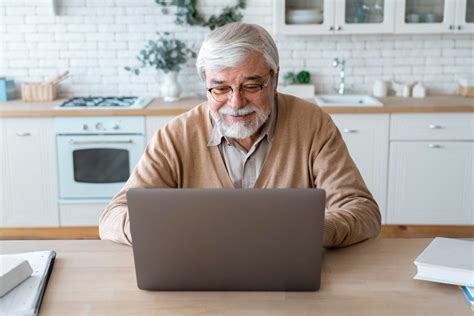 Foto de una persona mayor trabajando en un empleo físicamente exigente