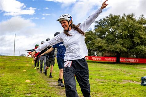 Foto de personas mayores disfrutando actividades al aire libre en un jardín de residencia