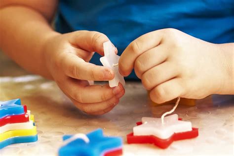 niño con discapacidad visual realizando ejercicios de motricidad fina con ayuda de un terapeuta