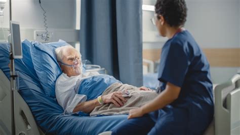 Esquema sobre la atención multidisciplinar al paciente terminal, destacando la interacción entre médicos, enfermeros, cuidadores y familia.