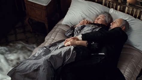 Pareja de ancianos abrazados en la cama del Titanic, según la película de James Cameron
