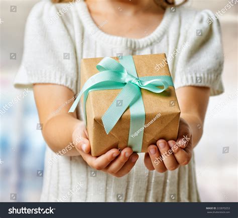 Colegas entregando un regalo a un compañero en una pequeña celebración