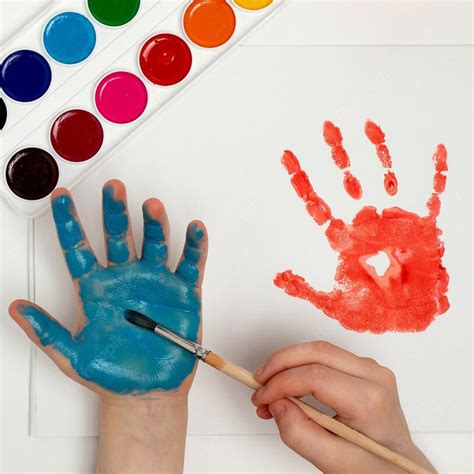 Niños con diferentes discapacidades participando en una actividad de pintura con las manos