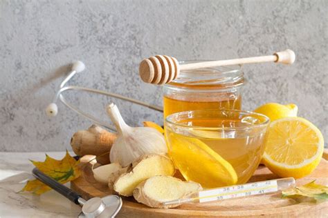 esquema de preparación de jarabes naturales con ingredientes básicos como cebolla, miel y limón