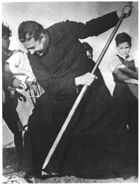Foto histórica del Padre Hurtado con personas necesitadas