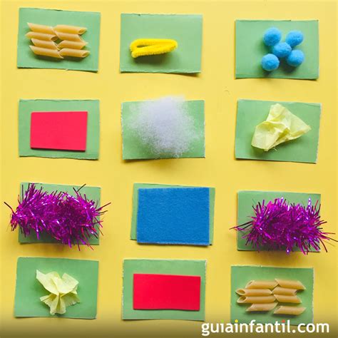 Foto: Niño explorando un libro táctil con diferentes texturas