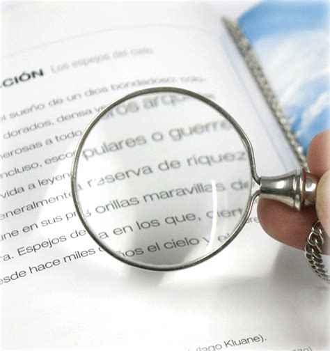 Persona utilizando la función de lupa en un smartphone para leer un texto pequeño