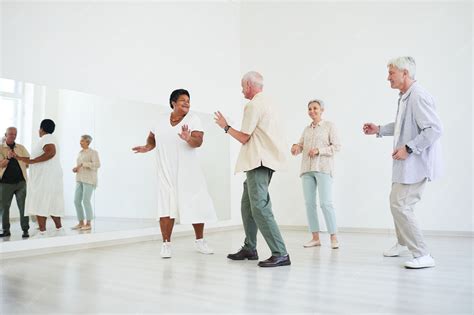 Grupo de personas mayores participando en una clase de baile
