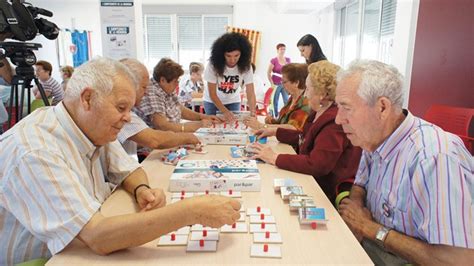 Mesa con juegos de cartas y rompecabezas para adultos mayores