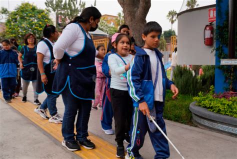 Foto histórica de niños con discapacidad visual practicando deporte en un centro educativo