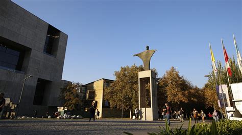 Foto del campus San Joaquín de la Universidad Católica o vista exterior de un edificio universitario.