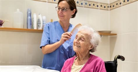 Esquema de las zonas críticas para la higiene en adultos mayores: genitales, pliegues inguinales y zona perineal.