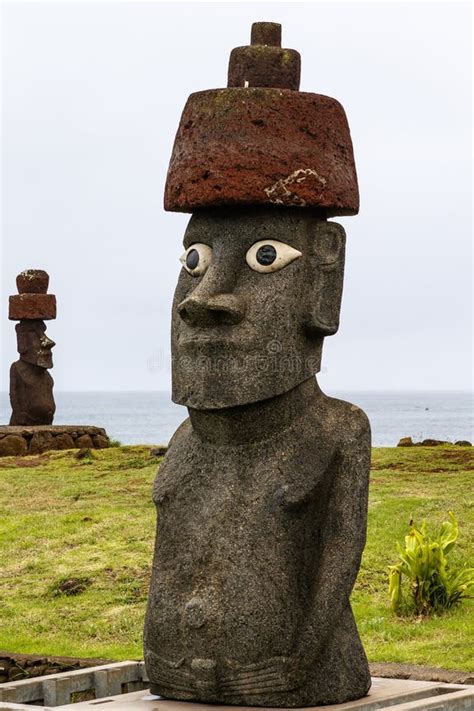 Fotografía de un moai con ojos en el ahu Tahira, Vinapu