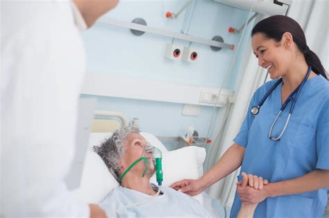 Paciente adulto mayor recibiendo oxigenoterapia con cánula nasal
