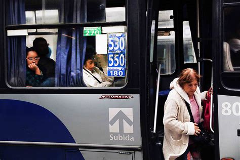 Foto de adulto mayor utilizando transporte público en Santiago