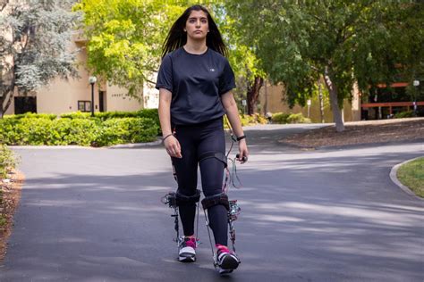 Persona mayor utilizando un exoesqueleto para caminar