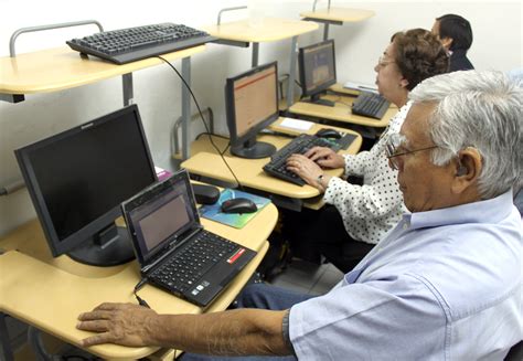 Foto de adultos mayores trabajando en Chile