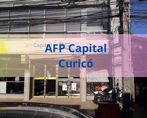 Fotografía de una sucursal de AFP Capital con máquinas de autoatención y personal