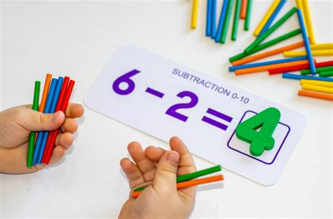 Foto de niños jugando con fichas manipulativas para contar