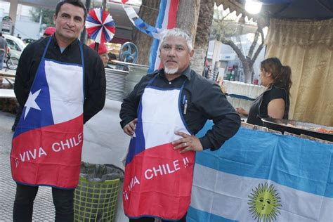 Foto temática de pensionados chilenos celebrando las Fiestas Patrias con banderas y símbolos nacionales