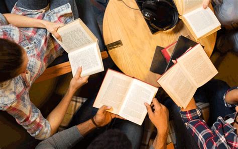 Adultos mayores participando en un club de lectura o un grupo social
