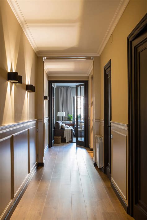 Interior de una casa con barras de apoyo en el pasillo y buena iluminación