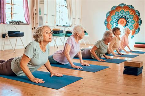 Infografía de diferentes tipos de ejercicios adecuados para personas mayores (caminata, natación, yoga, tai chi, baile)