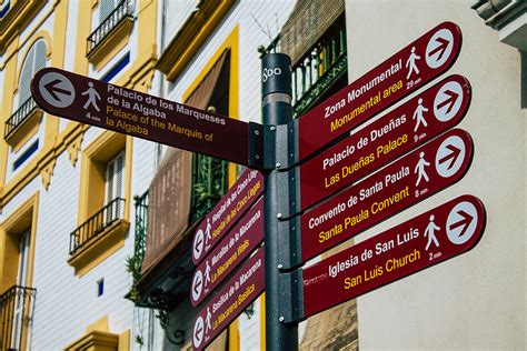 Tablero de señalización vertical en edificación y flecha tacto-visual